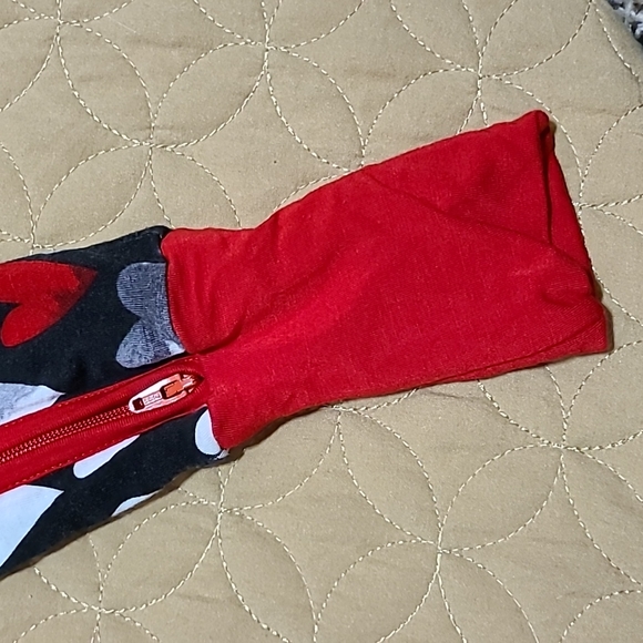 Little Sleepies Monochrome Hearts Zippy - Picture 4 of 4